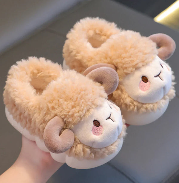 Pluche schapenpantoffels voor kinderen, beige en wit, met schattige oortjes en gezicht, perfect voor warme voeten in de winter.