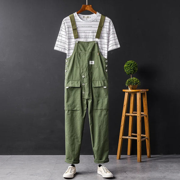 Groene cargobroek tuinbroek voor heren, gecombineerd met een gestreept T-shirt en witte sneakers. Ideaal voor zomerse casual outfits.