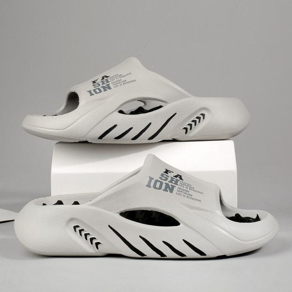 Grijze unisex sandalen met open teen, modern design en zwarte accenten, ideaal voor casual zomeroutfits. Comfortabele en stijlvolle slippers.