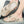 Beige slippers met dempende zool en tekst 
