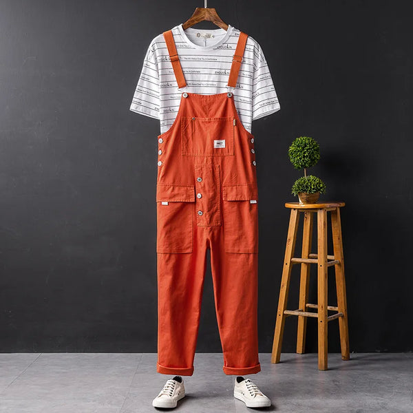 Oranje cargobroek tuinbroek voor heren, hangend aan een hanger. Casual zomeroutfit met zakken, ideaal voor modieuze en comfortabele herenkleding.