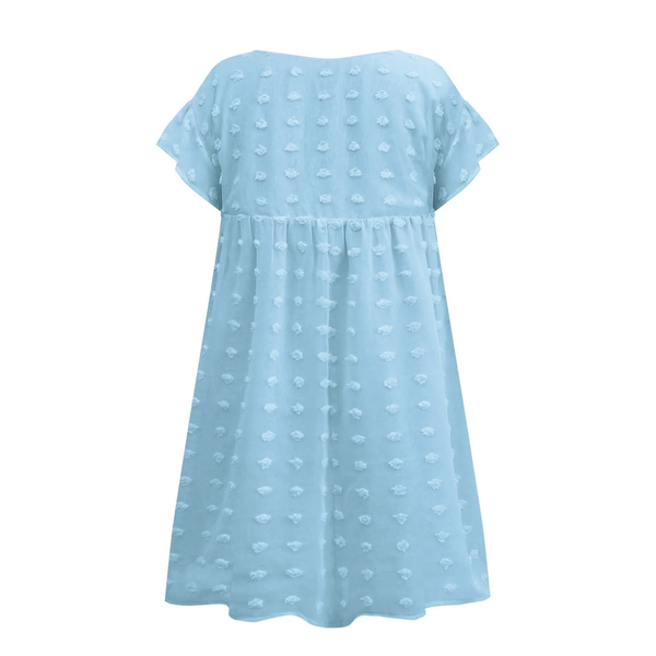 Lichtblauwe damesjurk met korte mouwen en bloemenpatroon, gemaakt van luchtige stof. Perfect voor zomerse dagen en casual outfits.