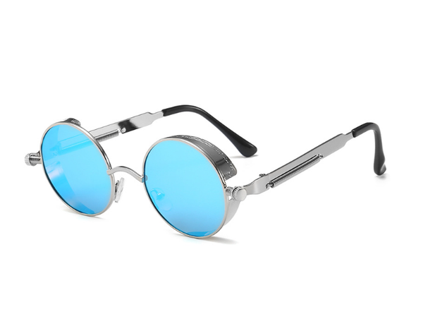 Zilveren ronde zonnebril met blauwe spiegelglazen en zwarte pootjes, modieus accessoire voor heren en dames, UV-bescherming, retro stijl.