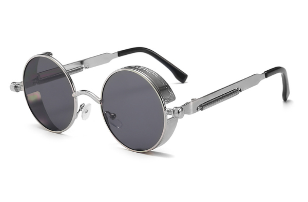 Zilveren ronde zonnebril met donkere glazen en metalen frame, retro stijl, unisex design, perfect voor mode en bescherming tegen de zon.