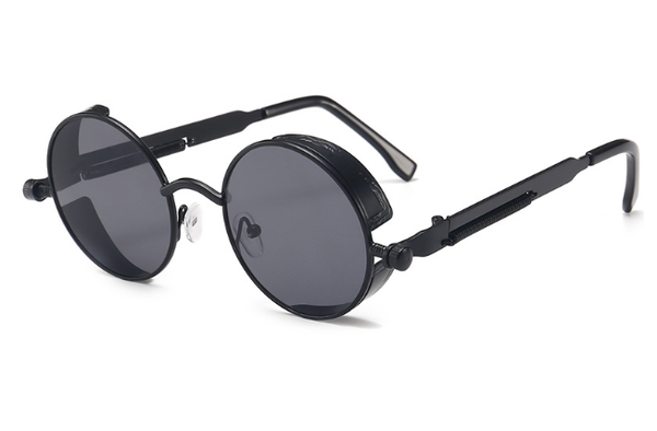 Ronde zwarte zonnebril met donkere glazen en metalen montuur, retro stijl. Perfect voor modeaccessoires, unisex zonnebrillen, UV-bescherming.