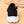 Zwarte sneaker met witte, gespikkelde zool op beige achtergrond. Moderne sportschoen, comfortabele pasvorm, trendy design, casual mode.