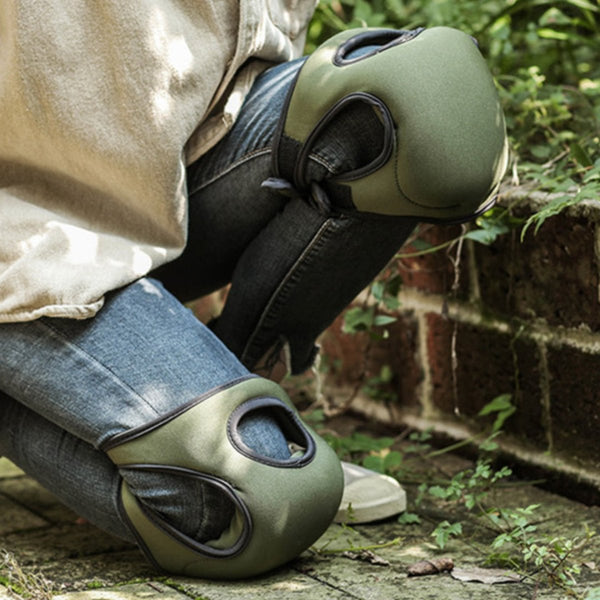 Persoon draagt groene kniebeschermers tijdens tuinieren. Comfortabele, duurzame kniebeschermers voor buitenwerk. Ideaal voor bescherming en ondersteuning.