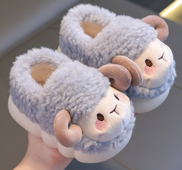 Pluche schapenpantoffels voor kinderen, zachte blauwe stof, schattig ontwerp met schapenhoofd en oren, comfortabele warme sloffen voor thuisgebruik.