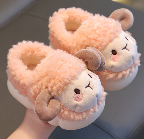 Roze schapenpantoffels voor kinderen, pluche en warm, met schattig cartoonontwerp en zachte voering. Perfect voor winterse gezelligheid.