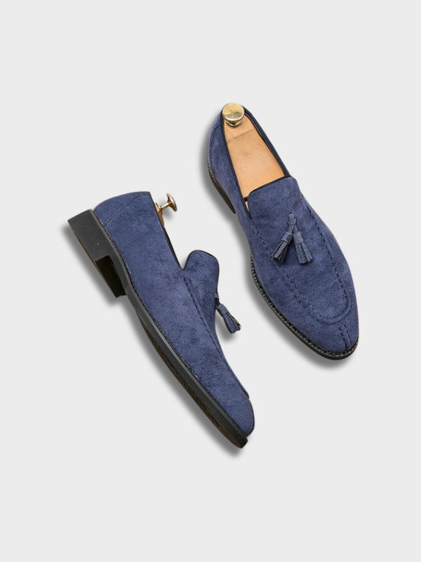 Blauwe Italiaanse loafers van suède met kwastjes, stijlvolle herenschoenen, luxe design, ideaal voor formele en casual outfits.