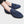 Blauwe Italiaanse loafers van suède met kwastjes, gedragen door een persoon. Stijlvolle herenschoenen, ideaal voor formele en casual outfits.