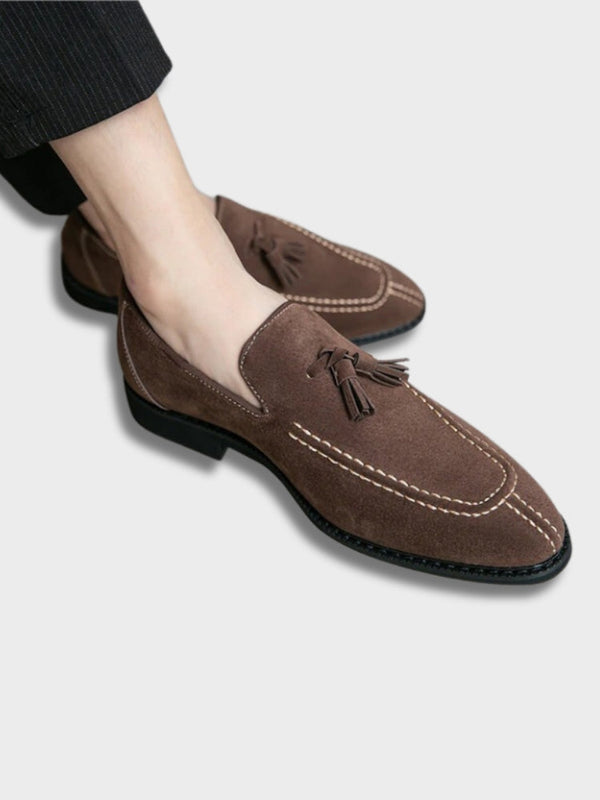 Bruine Italiaanse loafers met kwastjes, handgemaakt in Florence. Stijlvolle herenschoenen van suède, ideaal voor formele en casual gelegenheden.