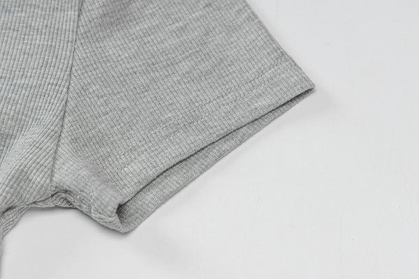 Grijs geribd T-shirt mouwdetail, katoenmix, close-up. Comfortabel en stijlvol, ideaal voor casual mode. Perfect voor dagelijks gebruik.