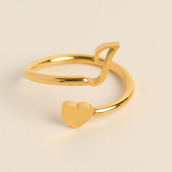 Gouden open ring met hart en initiale "J", minimalistisch design, perfect als gepersonaliseerd sieraad, cadeau voor geliefden, modieuze accessoire.