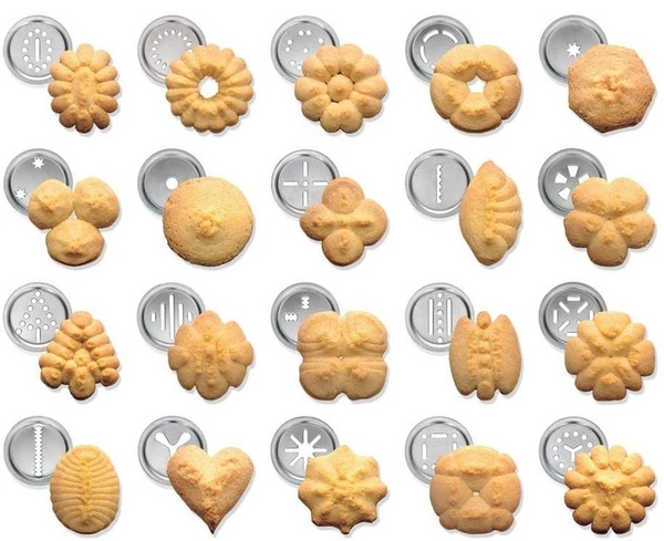 Verschillende vormen koekjes met bijpassende metalen koekjesvormen, ideaal voor bakken en decoreren. Perfect voor feestelijke gelegenheden en creatieve bakkers.