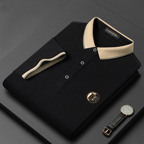 Zwarte polo met beige kraag, opgevouwen op tafel, naast een luxe horloge. Stijlvolle herenkleding, modieuze polo, elegante accessoires.