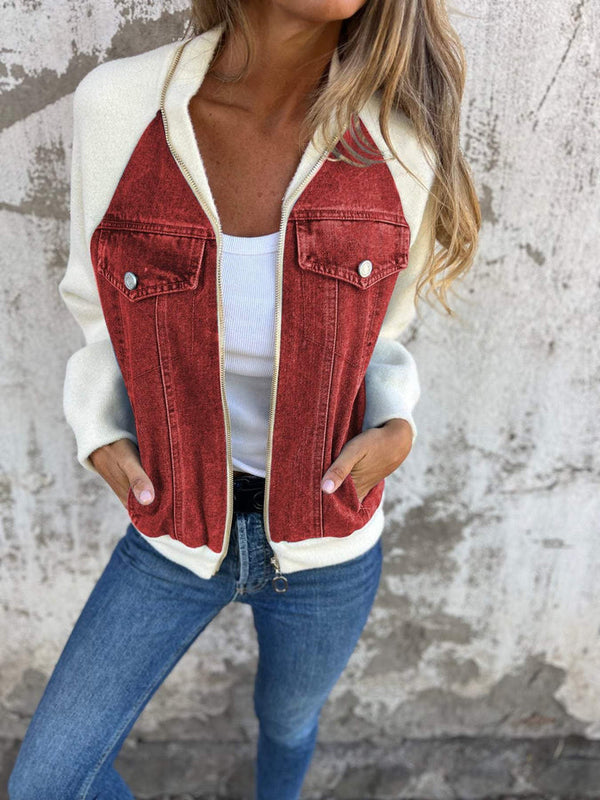 Vrouw in casual outfit met witte trui en rode spijkerjasje, blauwe jeans. Stijlvolle mode, herfstkleding, trendy dameskleding.