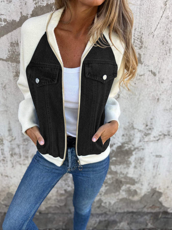 Vrouw in casual outfit met witte trui en zwarte spijkerjasje, blauwe jeans. Stijlvolle herfstmode, trendy dameskleding, stedelijke achtergrond.