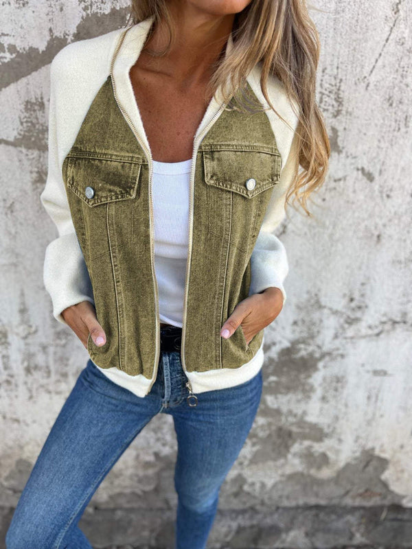 Vrouw in casual outfit met witte top, spijkerjas en blauwe jeans tegen een verweerde muur. Modieuze dameskleding, streetwear stijl.
