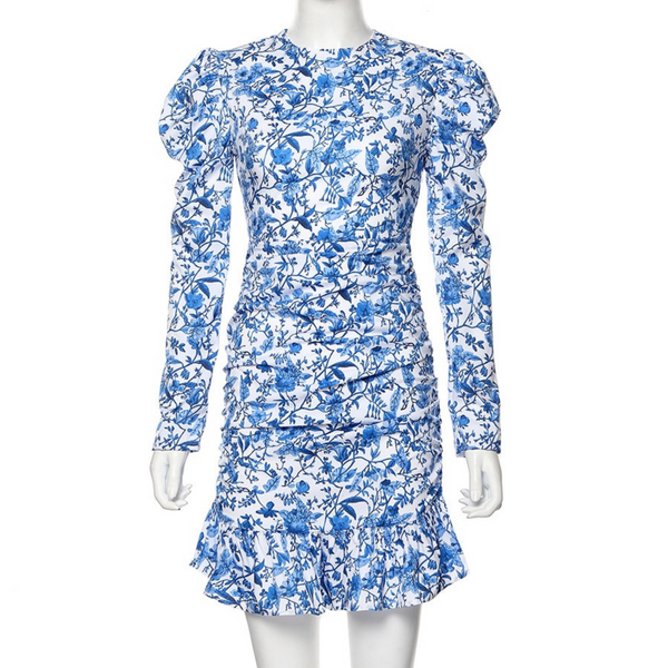 Blauwe en witte bloemenjurk met lange mouwen en ruches, elegante damesmode, perfect voor lente en zomer, trendy kledingstijl.