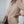 Vrouw in stijlvolle beige blazer, casual chic, mode, zakelijke kleding, moderne damesmode, elegante outfit, trendy jasje, herfstlook.