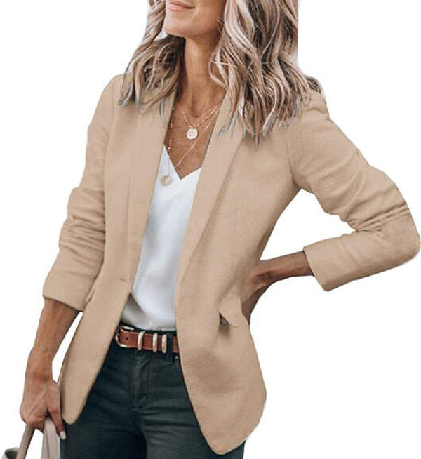 Vrouw in stijlvolle khaki blazer, witte top en donkere jeans. Modieuze dameskleding, casual chic outfit, trendy blazer voor dagelijks gebruik.