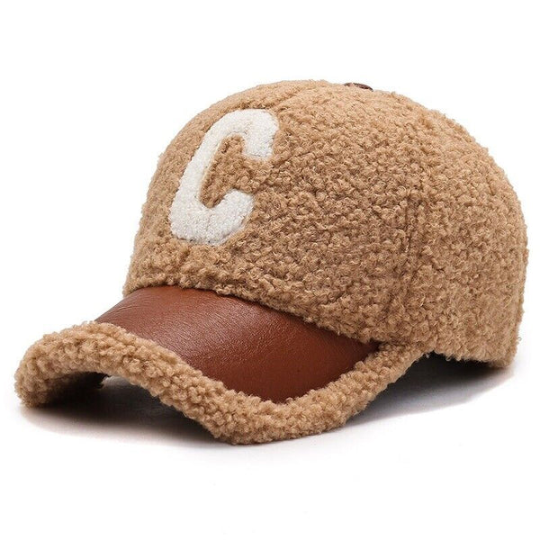 Khaki baseballpet met bruine leren klep en witte letter "C". Modieuze teddy-stof, ideaal voor casual streetwear en herfstmode.