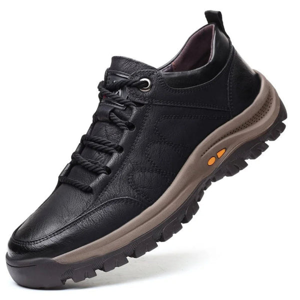 Zwarte leren herensneaker met stevige zool, vetersluiting en oranje details. Comfortabele wandelschoen, ideaal voor dagelijks gebruik.