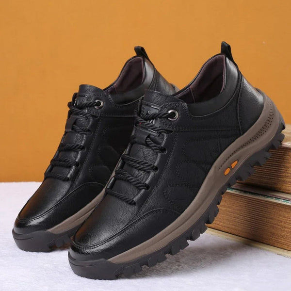 Zwarte leren herensneakers met stevige rubberen zool, ideaal voor dagelijks gebruik. Comfortabele wandelschoenen, modieus en duurzaam ontwerp.