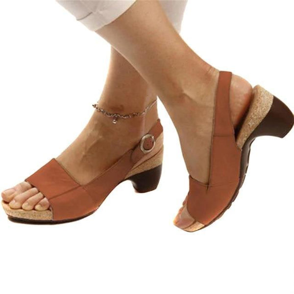 Elegante orthopedische sandalen met hak, bruin leer, stabiele ondersteuning, damesmode, comfortabel schoeisel, zomerschoenen.