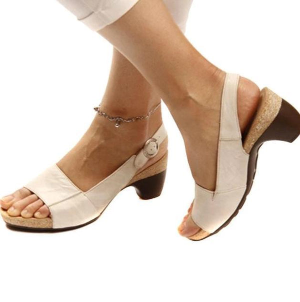 Elegante orthopedische sandalen met hak, beige kleur, comfortabele pasvorm, ideaal voor dagelijks gebruik, damesmode, zomerstijl.