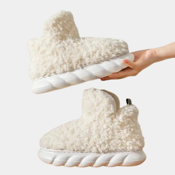 Witte pluche pantoffels met dikke gewatteerde zolen, handgemaakt en comfortabel. Perfect voor winter, warme voeten, trendy design, unisex.