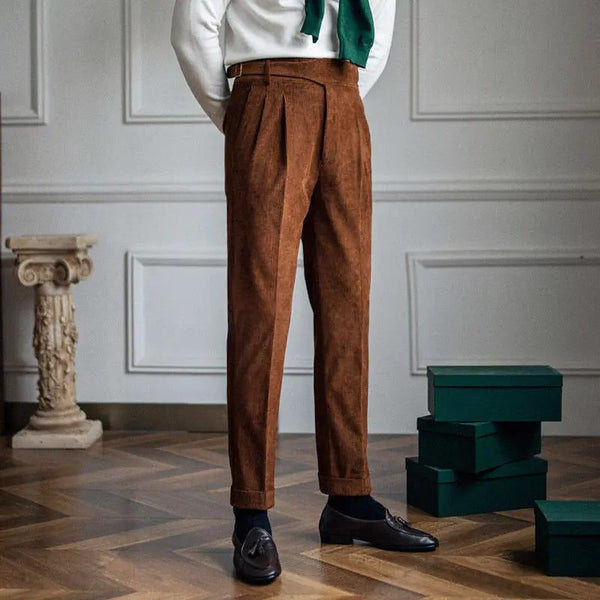 Bruine corduroy broek voor heren, stijlvol en elegant, gecombineerd met zwarte loafers. Perfect voor formele en casual gelegenheden.