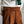 Bruine corduroy broek met hoge taille en plooien, gedragen met witte trui. Modieuze herenkleding, herfststijl, comfortabele pasvorm.