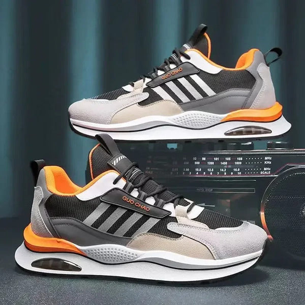 Grijze en oranje sportschoenen met luchtkussenzool, zwart-witte strepen en merknaam "Guo Chao", geplaatst voor een retro radio.