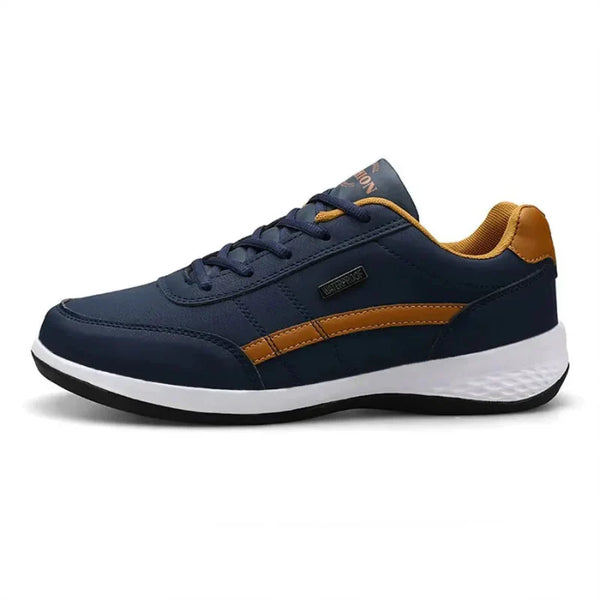Donkerblauwe herensneaker met bruine accenten, comfortabele witte zool, ideaal voor dagelijks gebruik. Stijlvolle en duurzame sportschoen.