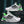 Grijze en groene sportschoenen met zwarte strepen en merknaam 
