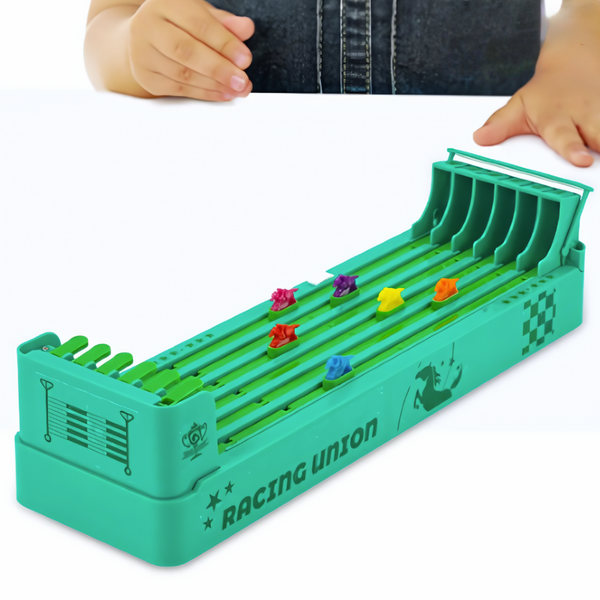 Kinderspel met groene racebaan en kleurrijke figuren, ideaal voor educatief spel. Perfect voor peuters en kleuters. Veilig en duurzaam speelgoed.