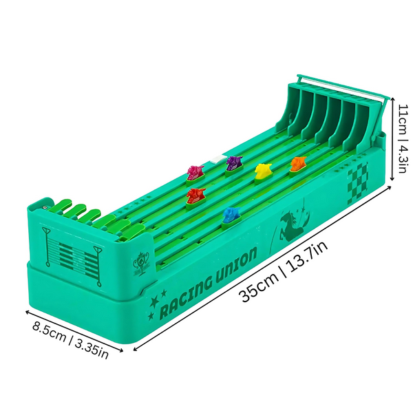 Groene speelgoed racebaan met zes gekleurde pinguïnfiguren, afmetingen 35x8,5x11 cm. Ideaal voor kinderen, educatief speelgoed, pinguïn racebaan.