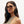 Vrouw met Mykita zonnebril, luipaardmontuur, modieuze zonnebril, trendy accessoire, stijlvolle damesmode, moderne zonnebril, UV-bescherming.