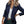 Vrouw in marineblauwe blazer, witte top en zwarte broek, draagt een tas. Stijlvolle damesmode, zakelijke casual outfit, trendy kleding.