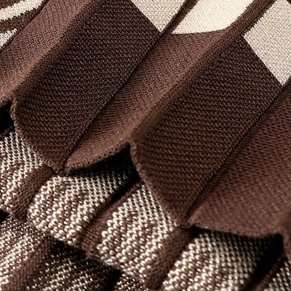 Bruine en beige geweven textielstructuur, close-up van geribbelde stof met geometrisch patroon. Hoogwaardige stof, interieurdecoratie, textielontwerp.