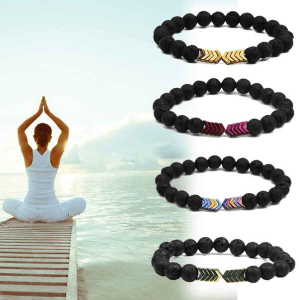 Vier armbanden met lavastenen en pijlvormige kralen, ideaal als olie diffuser sieraden. Perfect voor aromatherapie en meditatie aan zee.