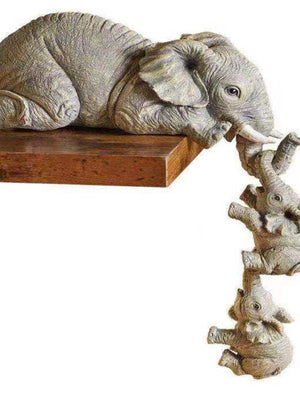 Olifant beeldje van resin, drie olifantjes decoratie, hangend aan plank, interieur ornament, grijs, detailrijk, Cara Camilla design.