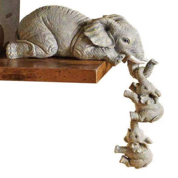 Olifant beeldje van resin, drie olifantjes decoratie, hangend aan plank, interieur ornament, grijs, detailrijk, Cara Camilla design.