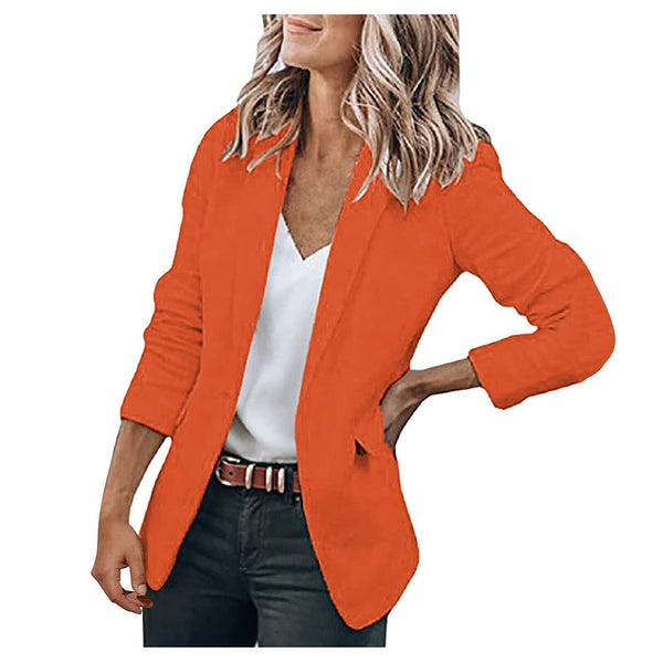 Oranje damesblazer met lange mouwen, gedragen over een witte top. Stijlvolle zakelijke outfit, ideaal voor modieuze kantoorlooks.