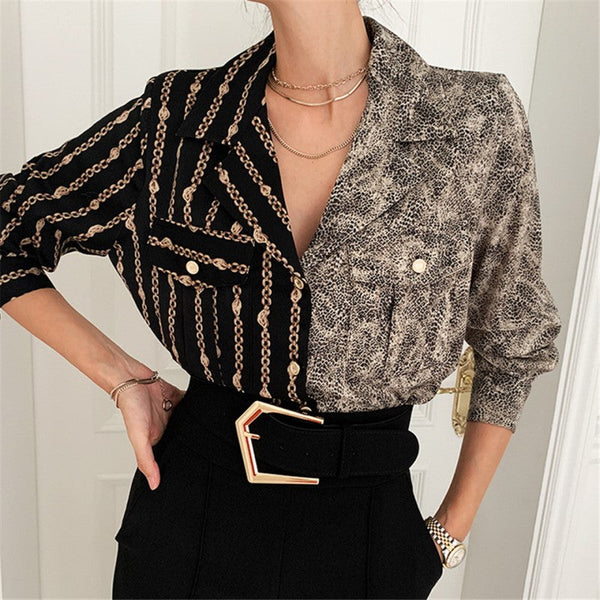 Dames oversized blouse met gouden knopen en schoudervulling, zwart met kettingprint en grijs patroon, stijlvolle mode, Cara Camilla.