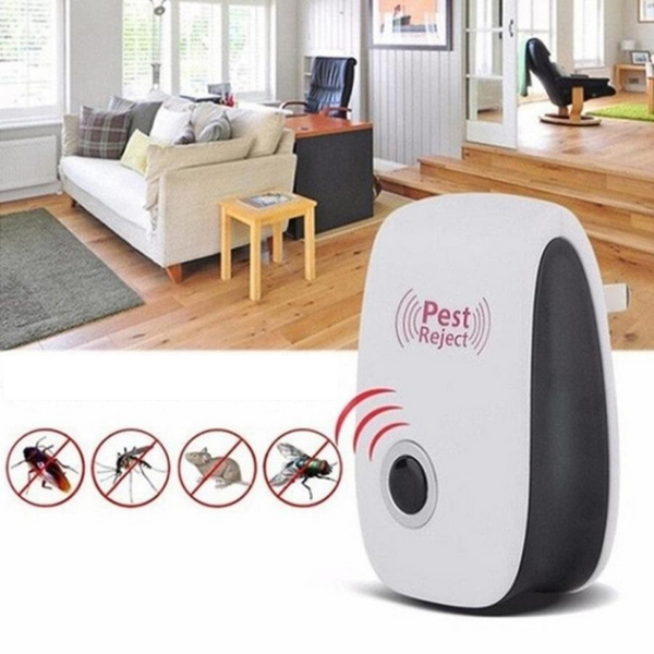 Elektronische ongediertebestrijder Pest Reject in moderne woonkamer, effectief tegen insecten en knaagdieren. Plug-in apparaat voor huisbescherming.