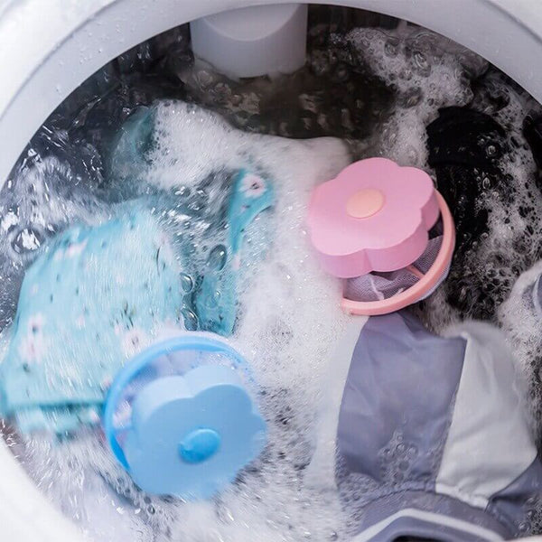 Wasmachine met kleurrijke kleding en bloemenvormige wasballen, effectief voor het verwijderen van pluizen en haren. Ideaal voor huisdierbezitters.