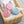 Rieten mand met roze en blauwe wasmachine pluizenfilters in bloemvorm, ideaal voor het verwijderen van haren en pluisjes uit kleding.